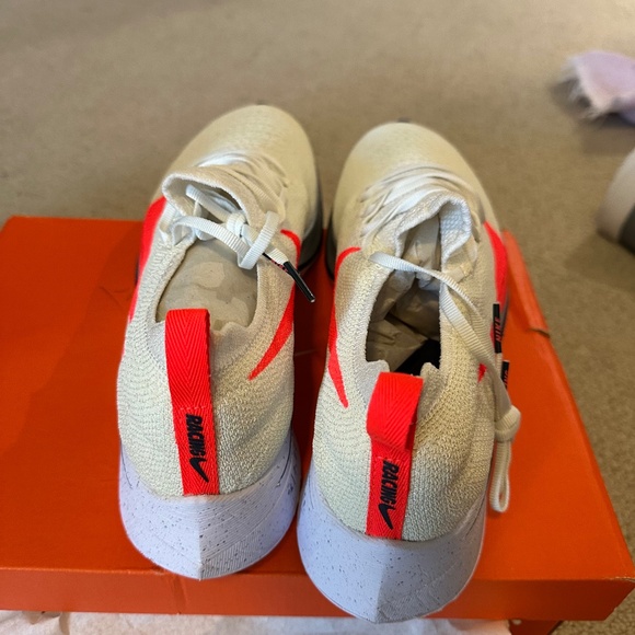 Nike Vaporfly 4% Flyknit Running Shoes. Mens 10.5/Womens 12. NWOT - Picture 2 of 7